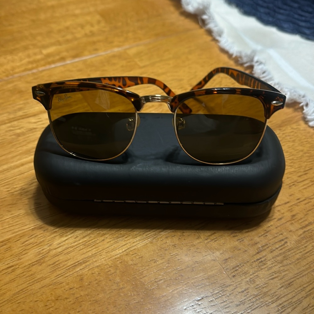 Tortiouse in excellent condition. No scratches only worn a hand full of time.